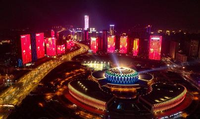 山東濟(jì)南:燈光璀璨迎佳節(jié)