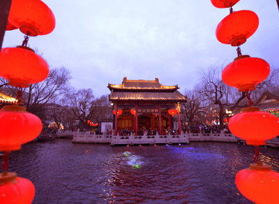 濟(jì)南趵突泉景區(qū)春節(jié)張燈結(jié)彩迎接游客