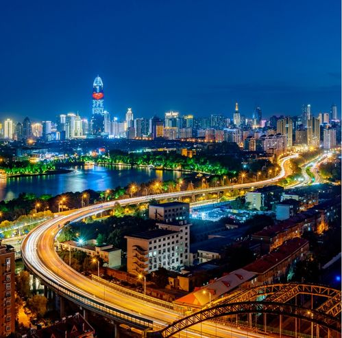 濟(jì)南,愈夜愈美麗